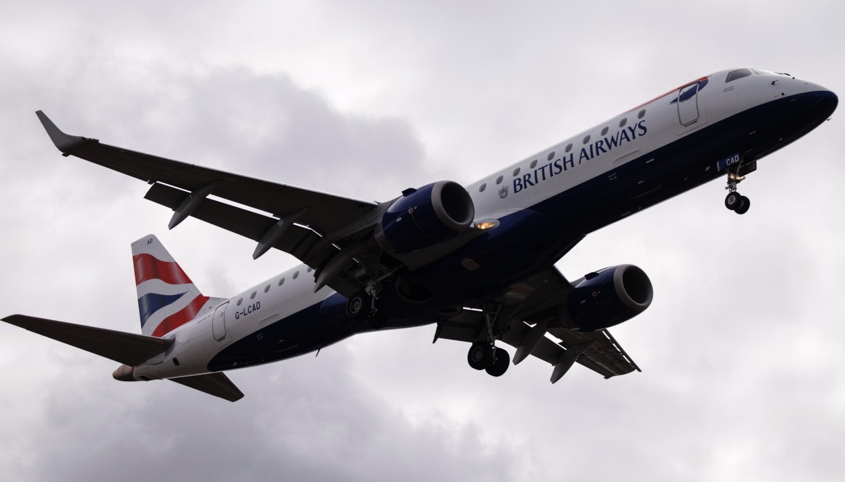 https://wips.plug.it/cips/notizie.virgilio.it/cms/2026/07/aereo-british-airways-londra-salvato.jpg