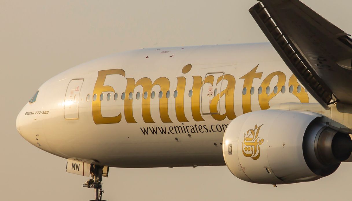https://wips.plug.it/cips/notizie.virgilio.it/cms/2026/07/aereo-emirates-volo-pilota-italiano.jpg