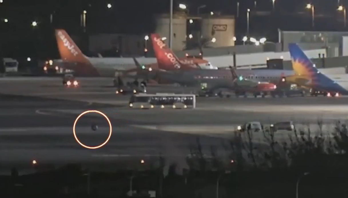 aereo ryanair perde una ruota sulla pista a lanzarote nel video dalla webcam l intervento per evitare guai da Virgilio.it aereo ryanair perde una ruota sulla pista a lanzarote nel video dalla webcam l intervento per evitare guai