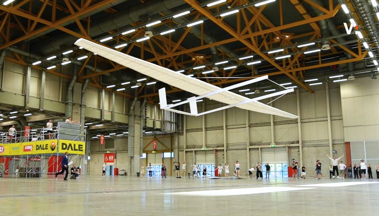 l aereo di carta pi249 grande al mondo costruito all universit224 di pisa il video del lancio da record da Virgilio.it l aereo di carta pi249 grande al mondo costruito all universit224 di pisa il video del lancio da record