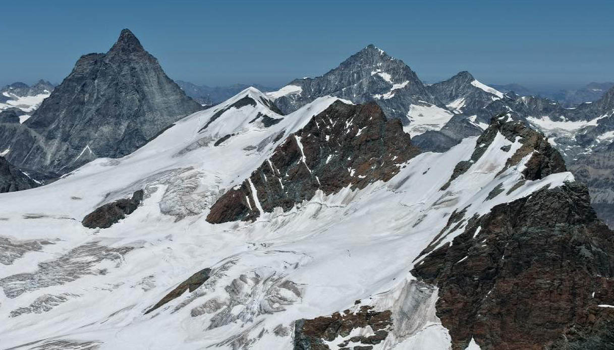 Due alpinisti morti sul Gran Paradiso, cadaveri trovati sotto 20 metri di ghiaccio: erano dispersi da giorni