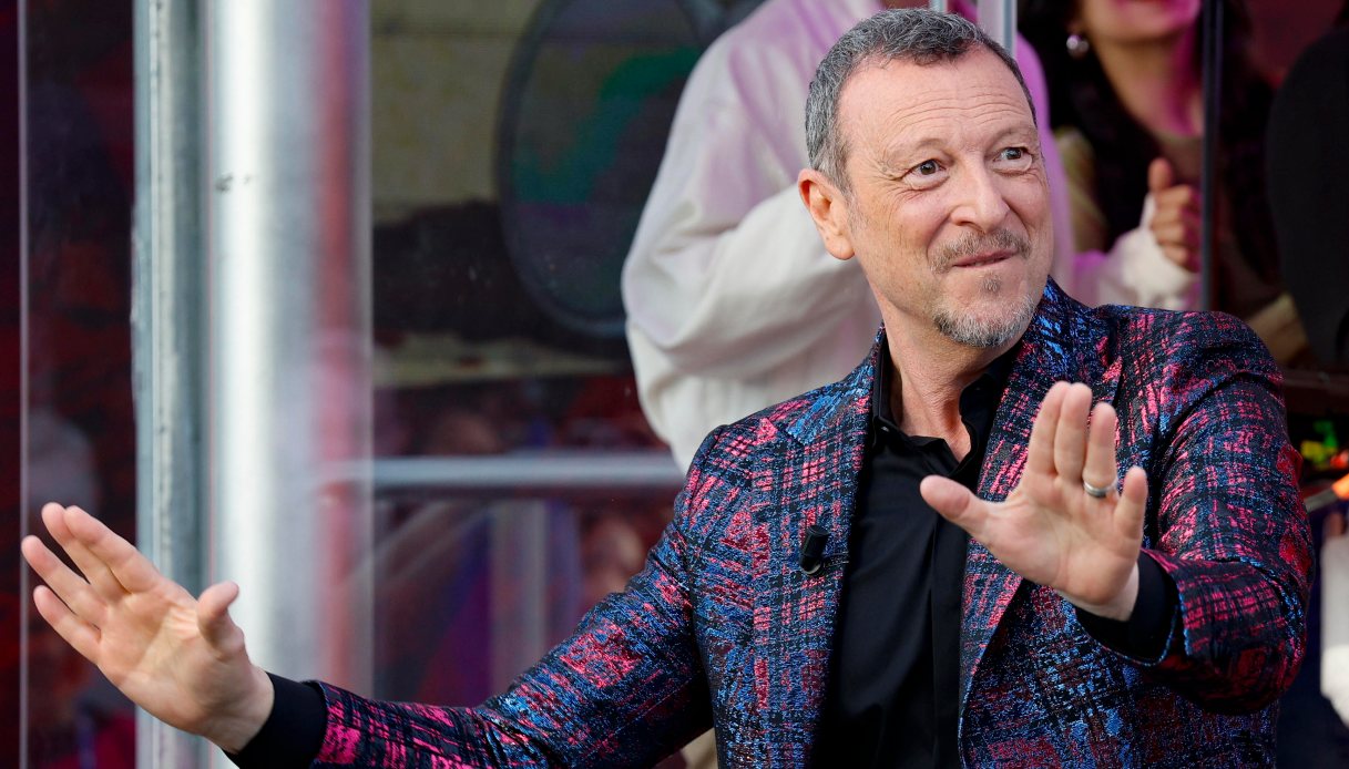https://wips.plug.it/cips/notizie.virgilio.it/cms/2026/07/amadeus-jose-sebastiani-sanremo-de-martino.jpg