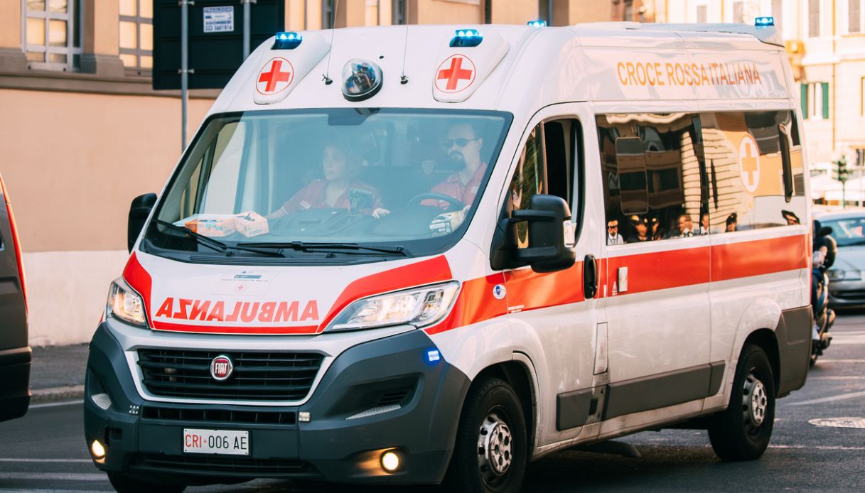 https://wips.plug.it/cips/notizie.virgilio.it/cms/2026/07/ambulanza-moto-morto.jpg
