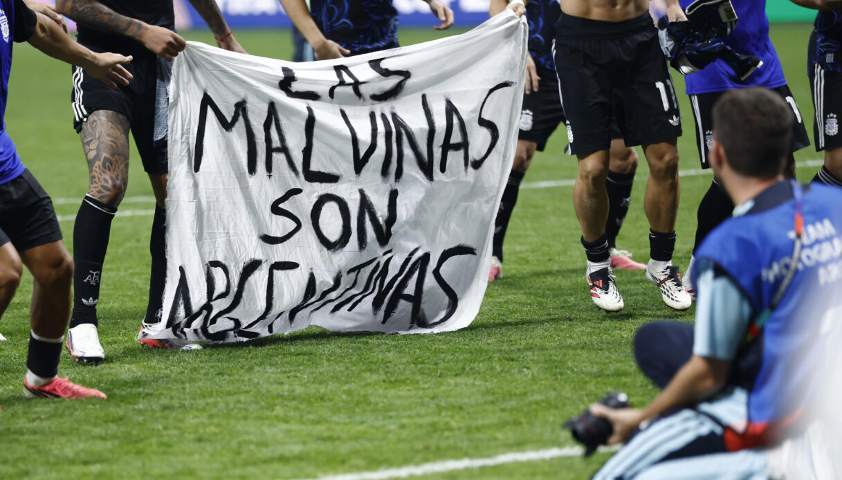 inglesi contro i calciatori dell argentina per lo striscione sulle malvine storia della guerra delle falkland da Virgilio.it inglesi contro i calciatori dell argentina per lo striscione sulle malvine storia della guerra delle falkland