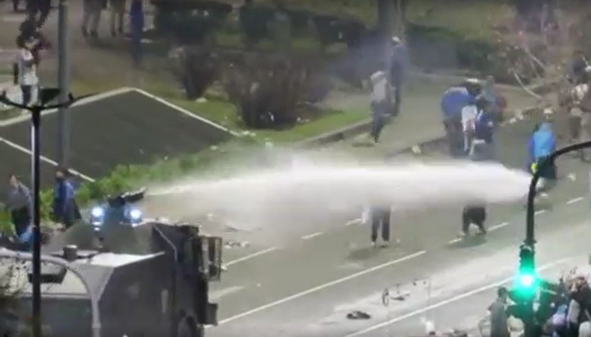 tensione a buenos aires in argentina dopo il ko ai mondiali il video della polizia coi cannoni ad acqua da Virgilio.it tensione a buenos aires in argentina dopo il ko ai mondiali il video della polizia coi cannoni ad acqua
