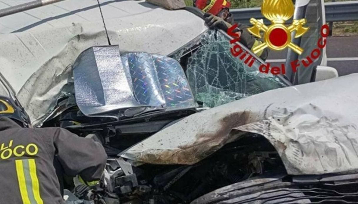 Auto tampona camion a Teano sull'autostrada A1, morta una 16enne: genitori e fratellino estratti dalle lamiere