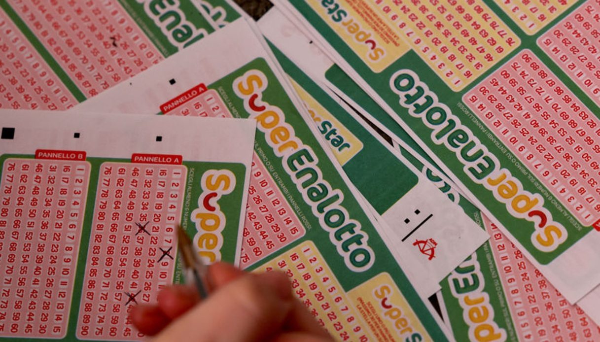 A Bari vinti 596 mila euro al Superenalotto con una schedina da 2 euro, nessuno li riscuote: che fine faranno