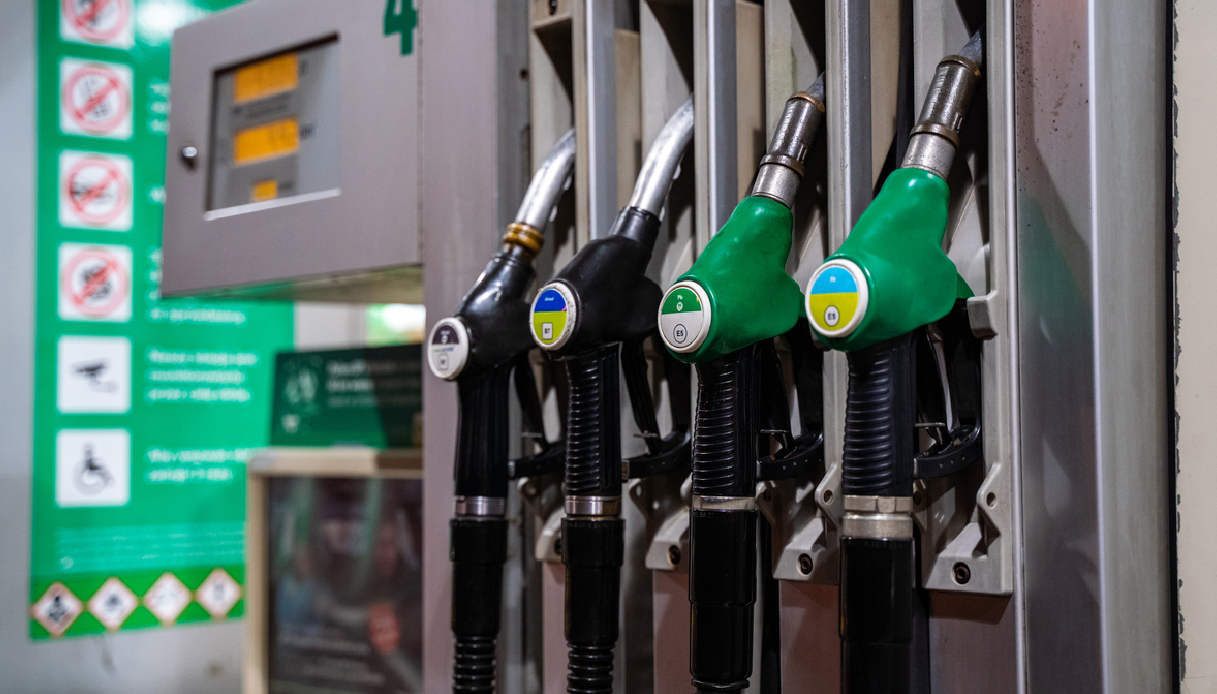 https://wips.plug.it/cips/notizie.virgilio.it/cms/2026/07/benzina-diesel-prezzi-accise-1.jpg