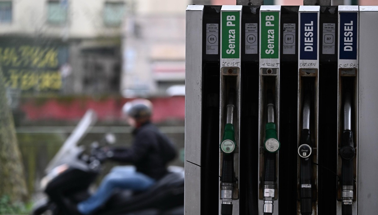 prezzi di benzina e diesel in aumento dopo lo stop al taglio delle accise quanto costa oggi un pieno da Virgilio.it prezzi di benzina e diesel in aumento dopo lo stop al taglio delle accise quanto costa oggi un pieno