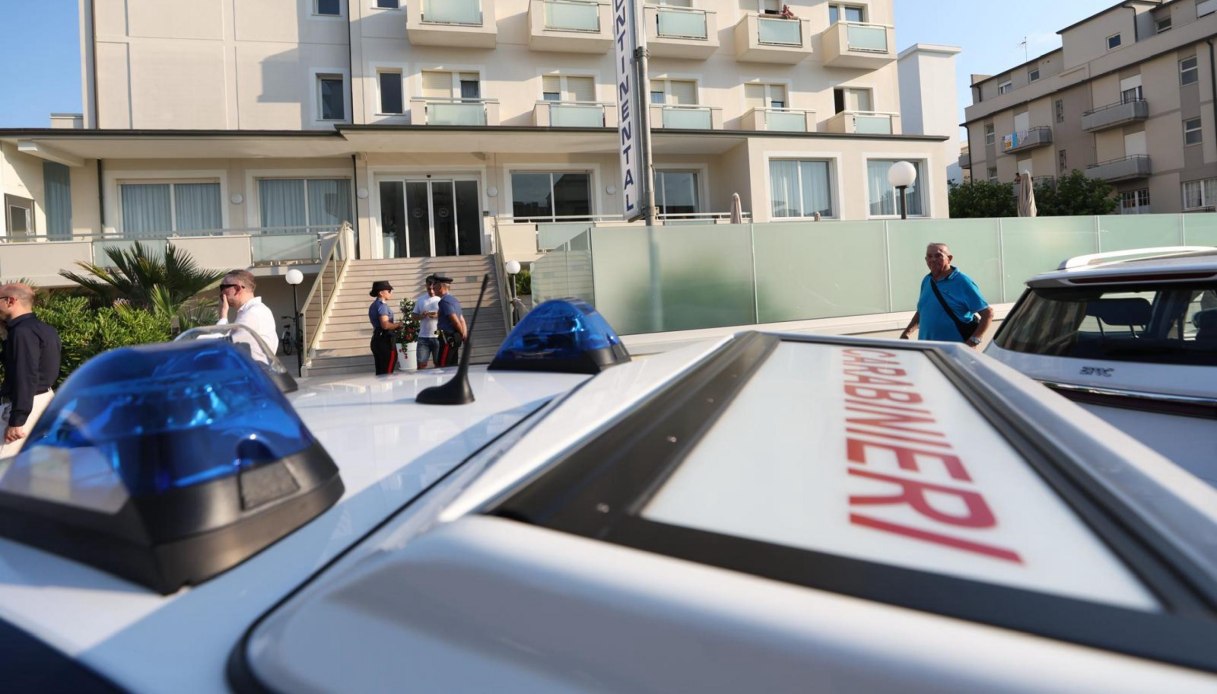 Bambina di 4 anni annega in una piscina di un hotel a Milano Marittima, sarebbe caduta in acqua