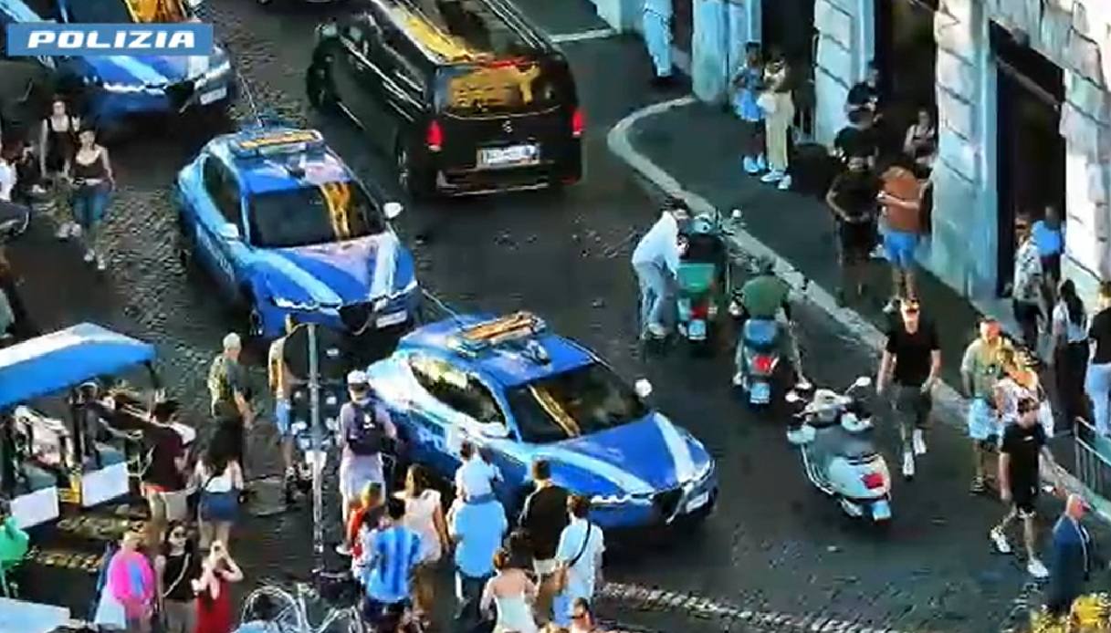 Roma, maxi retata contro immigrazione clandestina e microcriminalità al Colosseo: l'esito del blitz