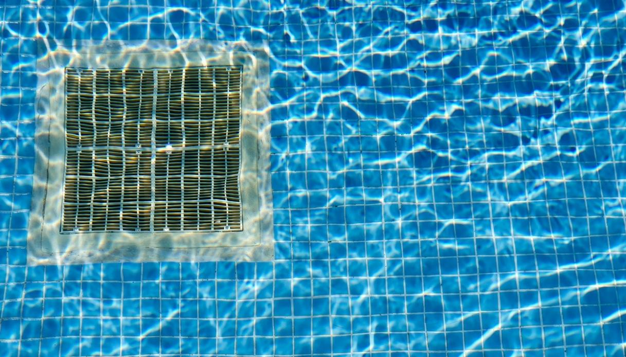 https://wips.plug.it/cips/notizie.virgilio.it/cms/2026/07/bocchettoni-aspirazione-piscine-come-funzionano.jpg