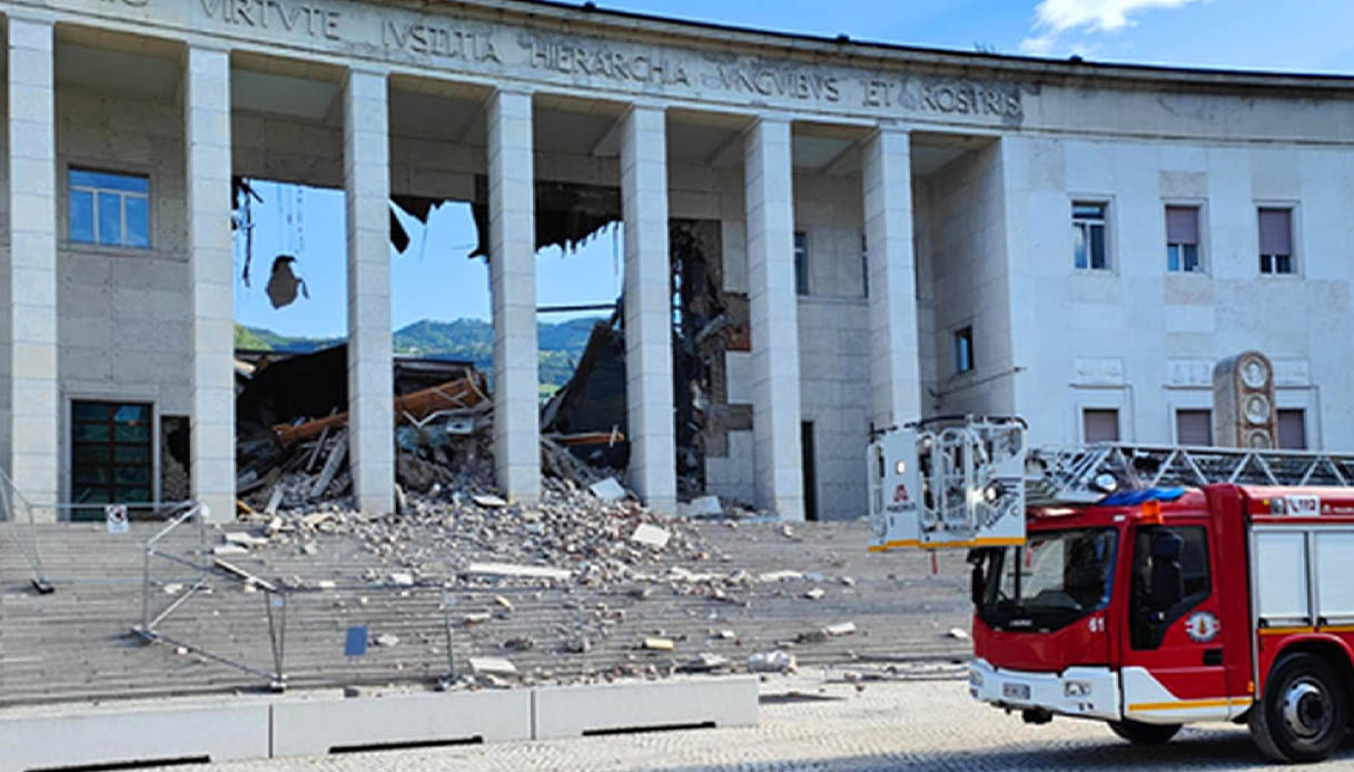 tribunale crollato a bolzano vigile del fuoco impressionato pensavo fosse un attentato le immagini da Virgilio.it tribunale crollato a bolzano vigile del fuoco impressionato pensavo fosse un attentato le immagini