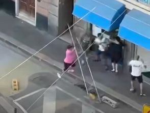 Prova a rubare la borsa a una donna a Genova, rischia il linciaggio in strada: Vannacci invoca la remigrazione