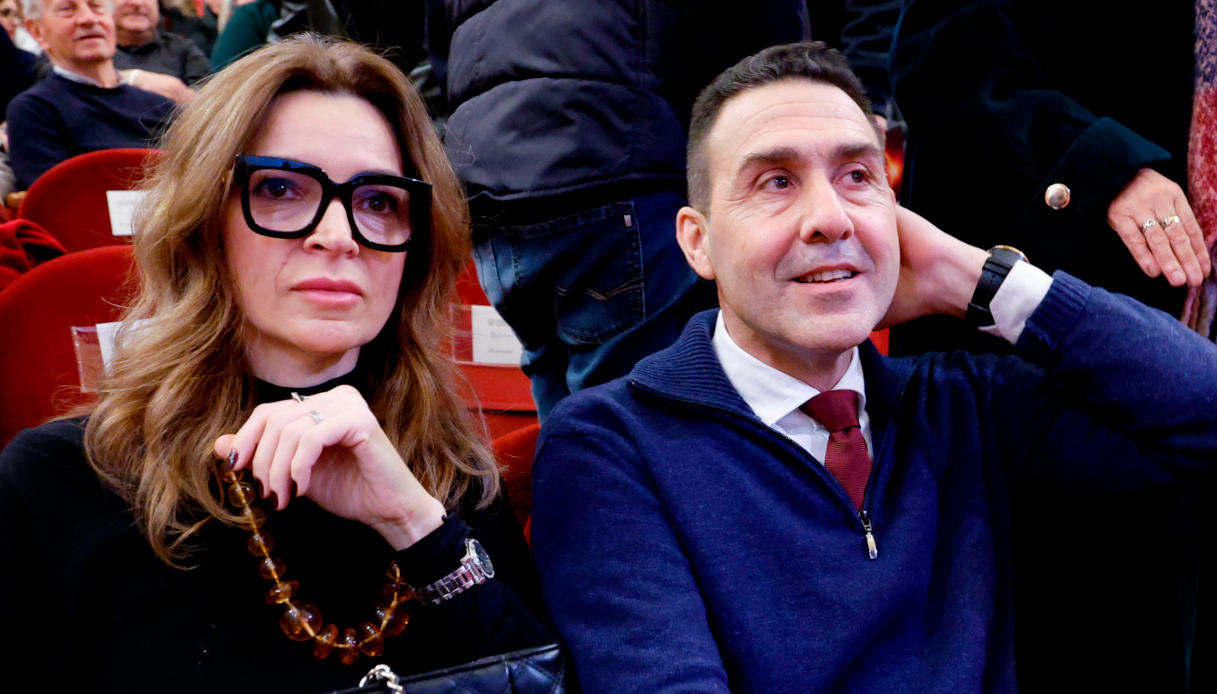 Camelia Mihailescu moglie di Vannacci e il "dito medio" ai contestatori a Viareggio, "risposta a due signore"
