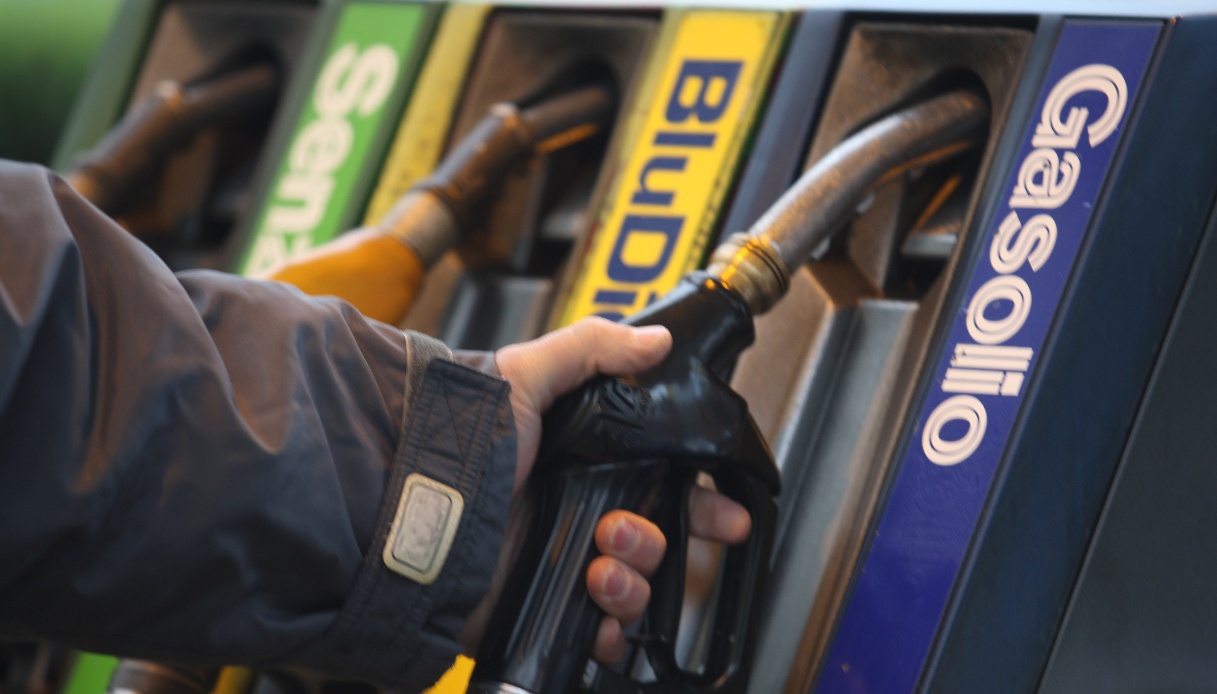 https://wips.plug.it/cips/notizie.virgilio.it/cms/2026/07/caro-carburanti-sconto-gasolio.jpg