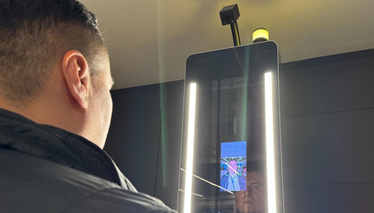 Controlli biometrici in aeroporto, code fino a 5 ore e rischio di perdere il volo: l'appello delle compagnie