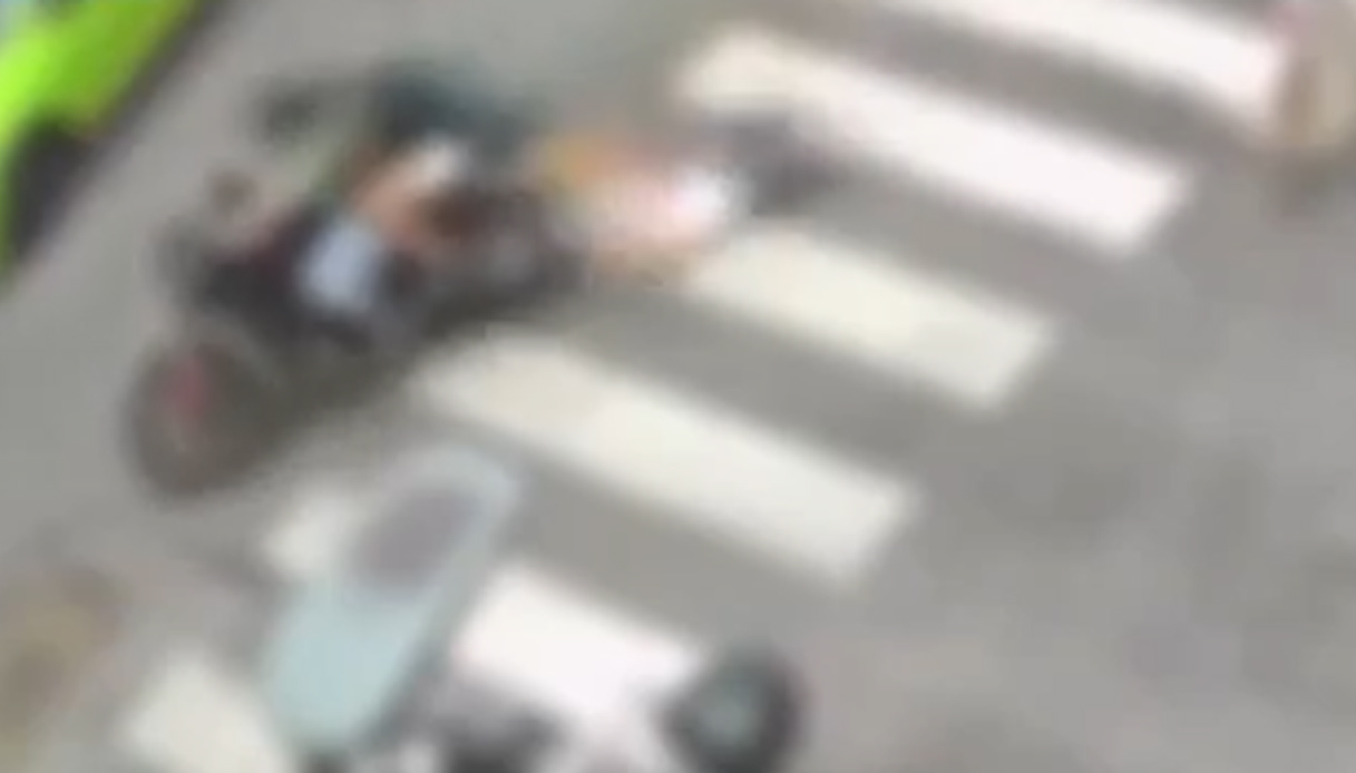 Donna anziana trascinata sull'asfalto da due uomini in moto per strapparle la borsa, video della rapina a Roma