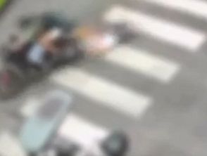 Donna anziana trascinata sull'asfalto da due uomini in moto per strapparle la borsa, video della rapina a Roma