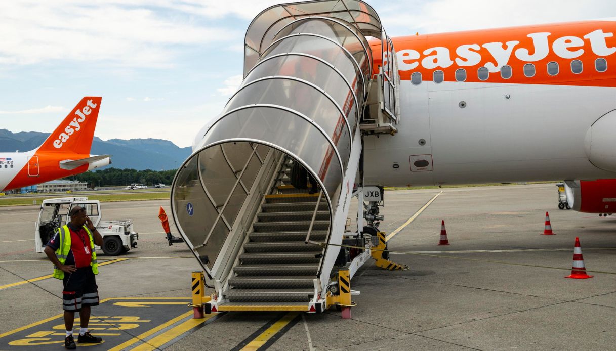 https://wips.plug.it/cips/notizie.virgilio.it/cms/2026/07/easyjet-imbarco-atleti-paralimpici-2.jpg