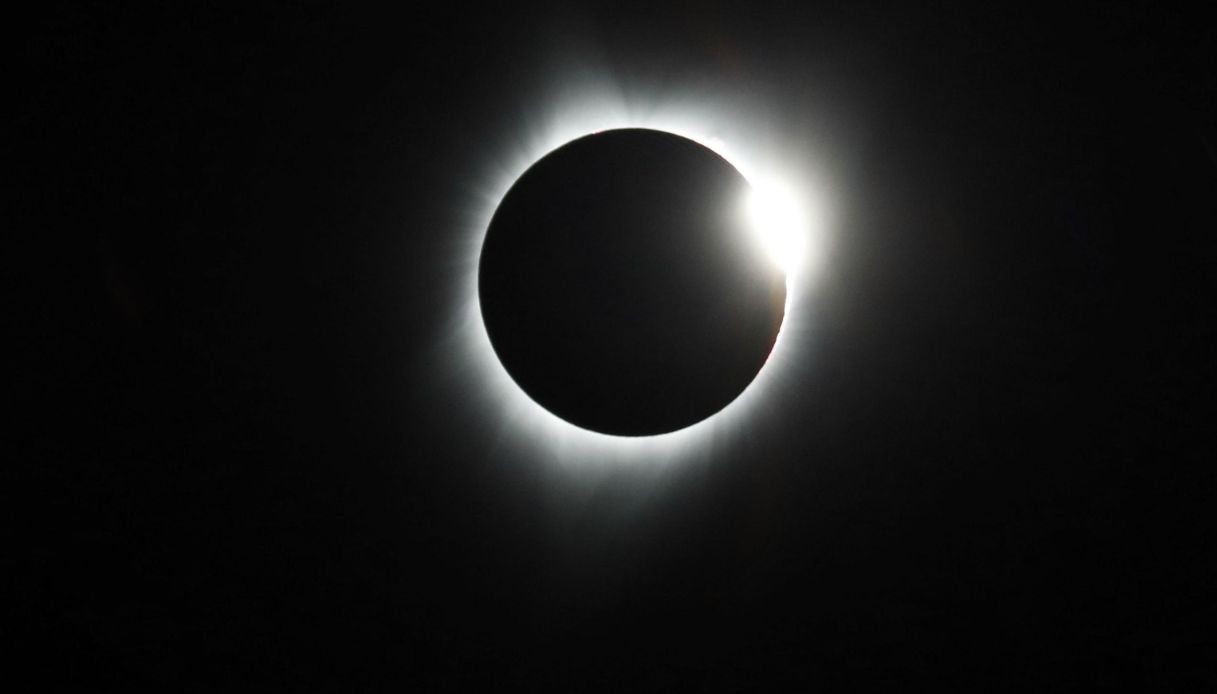 https://wips.plug.it/cips/notizie.virgilio.it/cms/2026/07/eclissi-di-sole-12-agosto.jpg