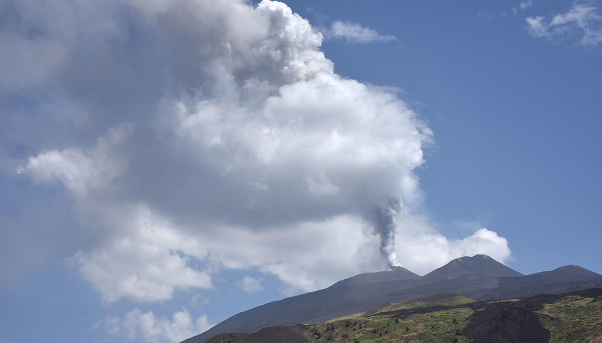 https://wips.plug.it/cips/notizie.virgilio.it/cms/2026/07/eruzione-etna-nube-cenere-aeroporto-catania.jpg