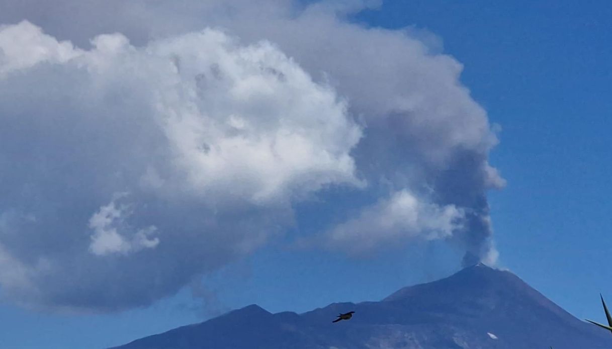 https://wips.plug.it/cips/notizie.virgilio.it/cms/2026/07/etna-cenere-catania-1.jpg