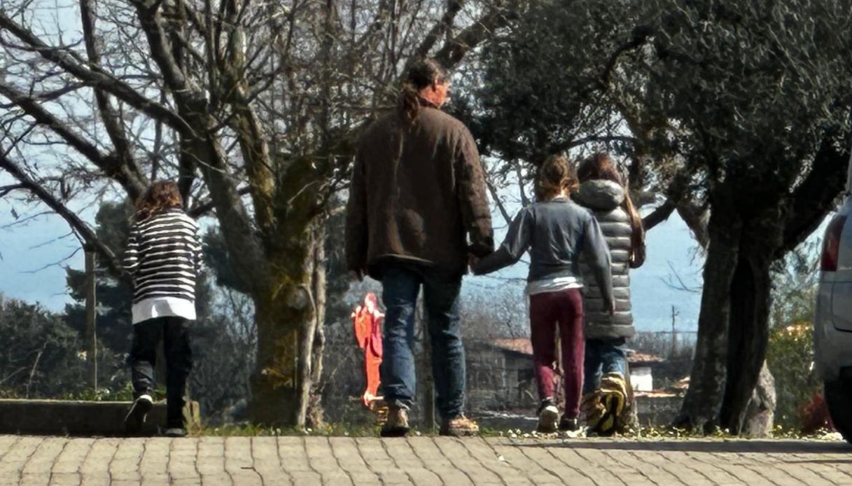 https://wips.plug.it/cips/notizie.virgilio.it/cms/2026/07/famiglia-nel-bosco-bambini-giudice-tribunale-dei-minori.jpg
