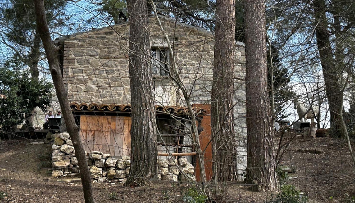 https://wips.plug.it/cips/notizie.virgilio.it/cms/2026/07/famiglia-nel-bosco-nathan-catherine-casa.jpg
