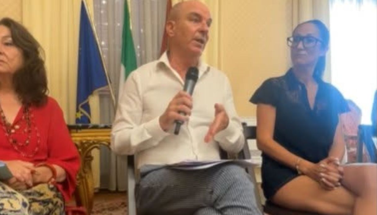 https://wips.plug.it/cips/notizie.virgilio.it/cms/2026/07/fdi-libera-camici-vicesindaca-pd-livorno.jpg