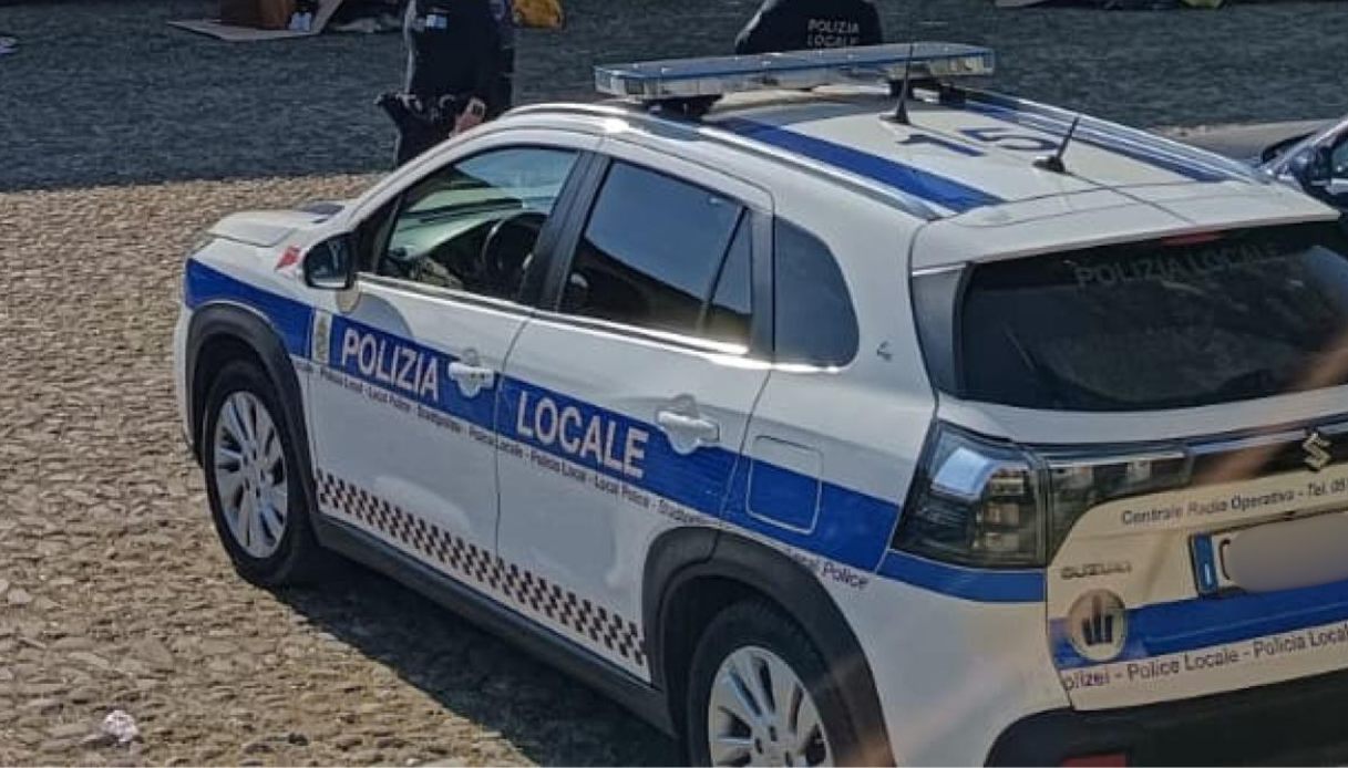 https://wips.plug.it/cips/notizie.virgilio.it/cms/2026/07/finestrino-polizia-cittadella.jpg