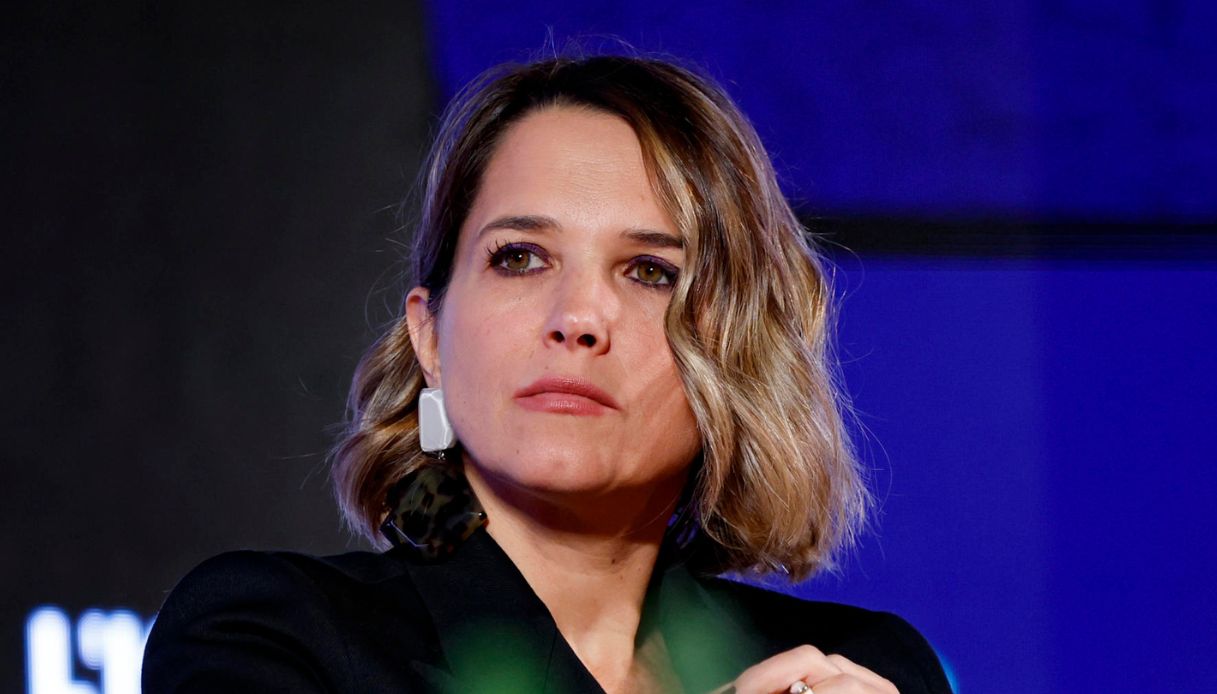 https://wips.plug.it/cips/notizie.virgilio.it/cms/2026/07/francesca-barra-lascia-4-di-sera-morte-padre.jpg