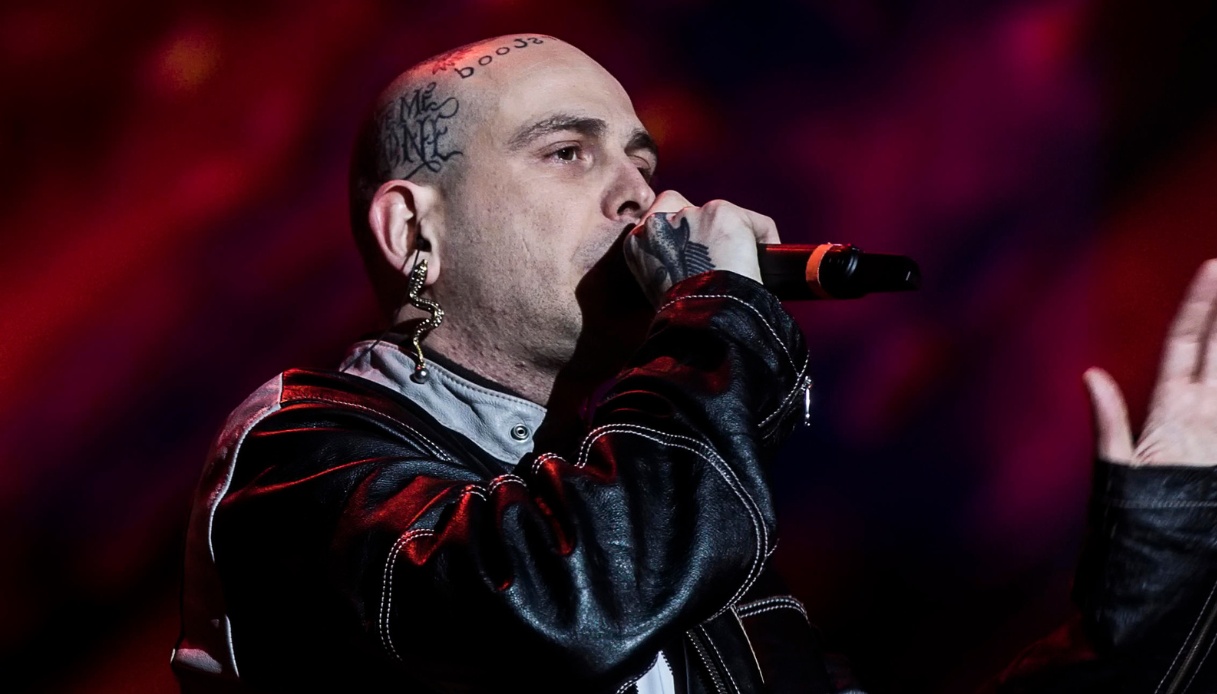 gemitaiz nella bufera per le offese alla polizia dal palco del concerto a francavilla al mare 232 polemica da Virgilio.it gemitaiz nella bufera per le offese alla polizia dal palco del concerto a francavilla al mare 232 polemica