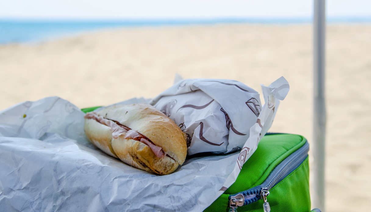 https://wips.plug.it/cips/notizie.virgilio.it/cms/2026/07/guardian-italia-divieti-spiaggia-panino.png