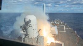 Guerra Iran Usa, nuovi attacchi per Hormuz: non solo petrolio, per Trump è vitale controllare lo Stretto
