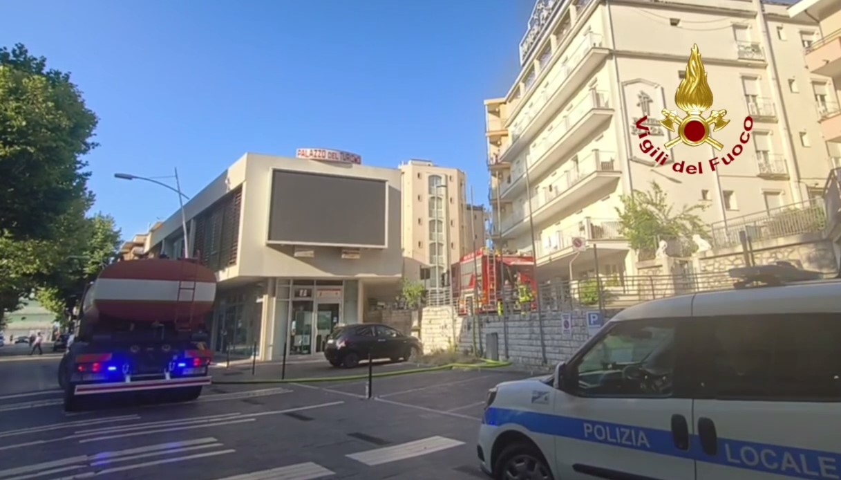 Incendio all'Hotel Plaza di Gabicce Mare, donna ospite gravemente intossicata: era intrappolata in camera