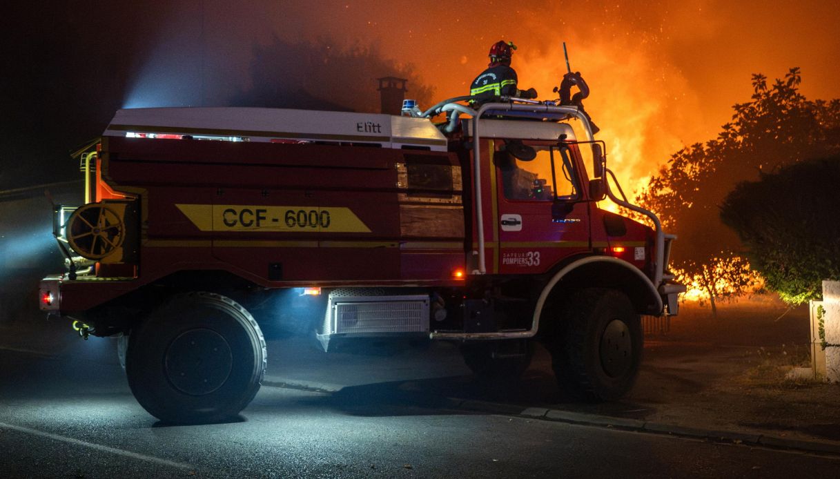 https://wips.plug.it/cips/notizie.virgilio.it/cms/2026/07/incendi-arcachon-bordeaux-vigili-del-fuoco-morti.jpg