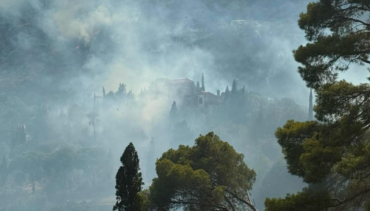 https://wips.plug.it/cips/notizie.virgilio.it/cms/2026/07/incendi-cagliaritano-canadair.jpg