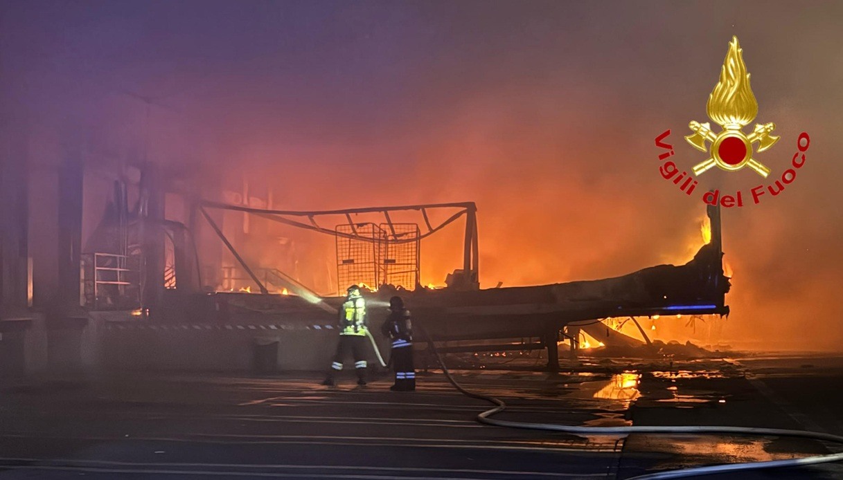 Ipotesi incendio doloso per il rogo al deposito Bartolini di Milano, indagine per scongiurare l'attentato