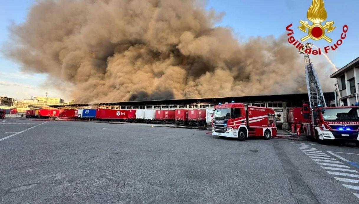https://wips.plug.it/cips/notizie.virgilio.it/cms/2026/07/incendio-deposito-bartolini-milano.jpg