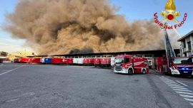 Spento l'incendio nel deposito Bartolini a Milano in zona Dergano, sarebbe partito da un pacco