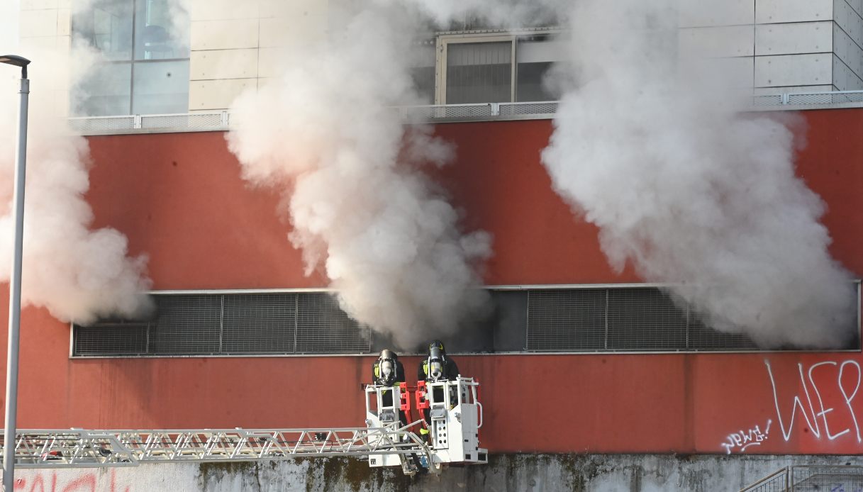 https://wips.plug.it/cips/notizie.virgilio.it/cms/2026/07/incendio-garibaldi-milano-treni-ritardo.jpg