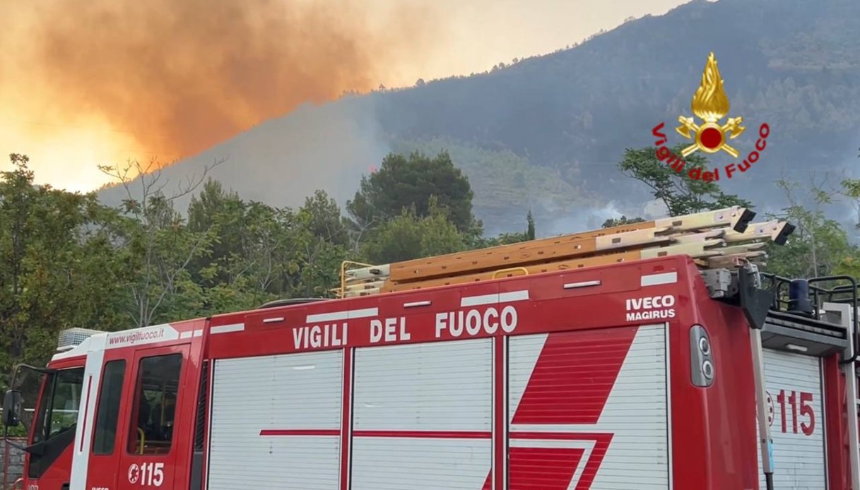 incendio a maratea vicino potenza 58 persone costrette a lasciare le loro case il video delle fiamme da Virgilio.it incendio a maratea vicino potenza 58 persone costrette a lasciare le loro case il video delle fiamme