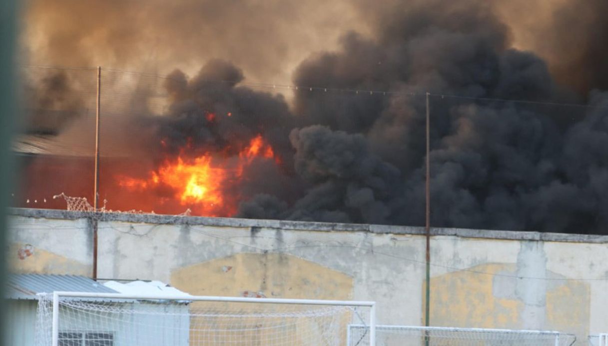 Grosso incendio nel deposito Bartolini a Milano in zona Dergano, alta colonna di fumo nero: le immagini
