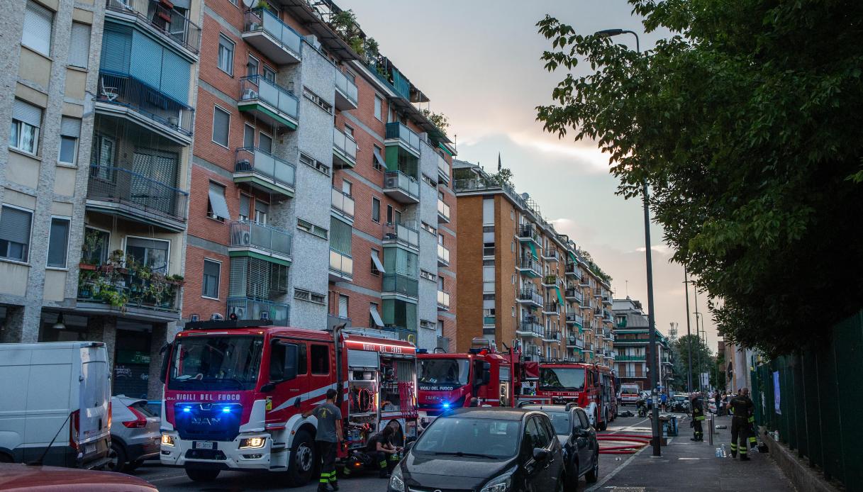 Incendio in un palazzo della periferia di Milano, due vittime e due intossicati: evacuati anche edifici vicini