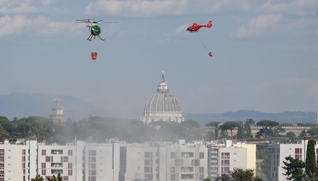 https://wips.plug.it/cips/notizie.virgilio.it/cms/2026/07/incendio-roma-parco-del-pineto.jpg
