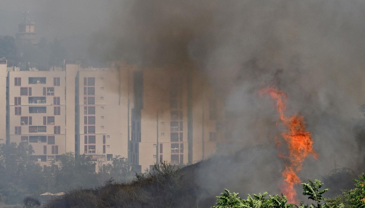 https://wips.plug.it/cips/notizie.virgilio.it/cms/2026/07/incendio-roma.jpg