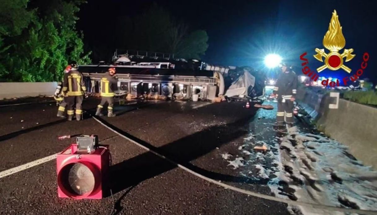 incidente sull a7 dove un camion carico di polli si 232 ribaltato vicino al casello di milano animali in fuga da Virgilio.it incidente sull a7 dove un camion carico di polli si 232 ribaltato vicino al casello di milano animali in fuga