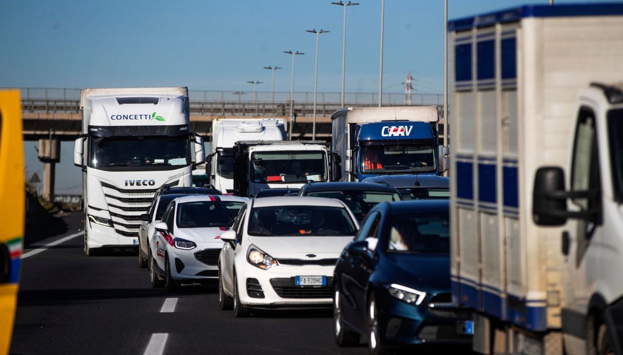 https://wips.plug.it/cips/notizie.virgilio.it/cms/2026/07/incidente-grande-raccordo-anulare-roma.jpg