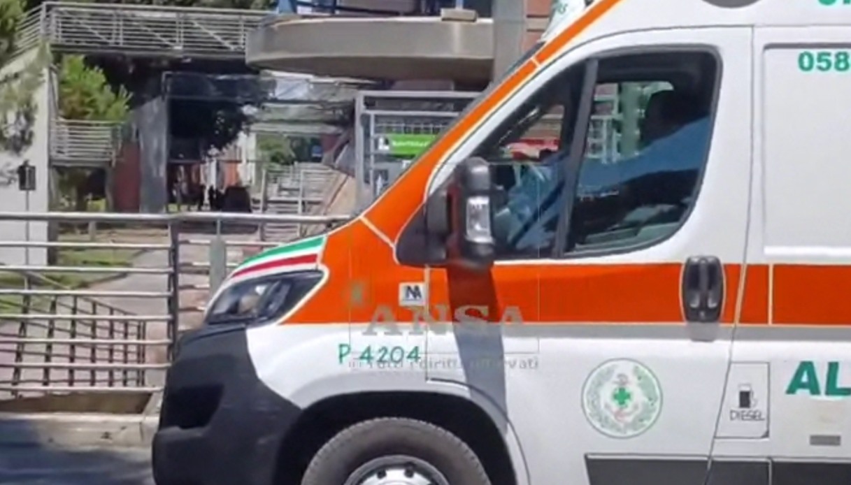 Uccide l'ex moglie in ospedale a Lido di Camaiore e si toglie la vita, choc in struttura: "Inspiegabile"